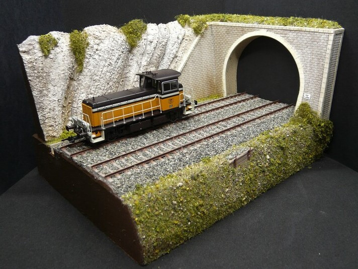 entree_de_tunnel_avec_remblai_echelle_ho_entree_tunnel_avec_mur_de_soutenement_entree_tunnel_bois_modelisme_entree_de_tunnel_SAI_tunnel_ho_.jpg