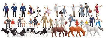 Ensemble de 36 personnages et animaux