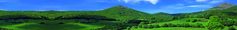 901012 P, Fond de décor aux couleurs estivales se composant de montagnes du département du Cantal, de champs et de forêts verdoyantes.  Poster pour diorama et réseaux de trains min
