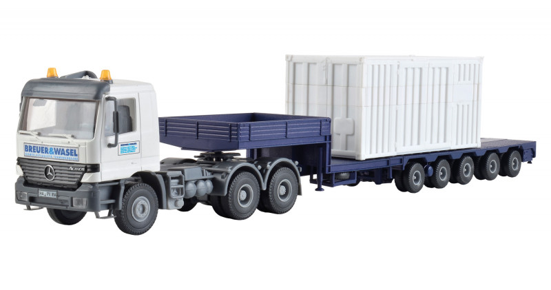 Camion Mercedes avec remorque