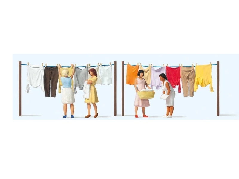 Femmes suspendant le linge