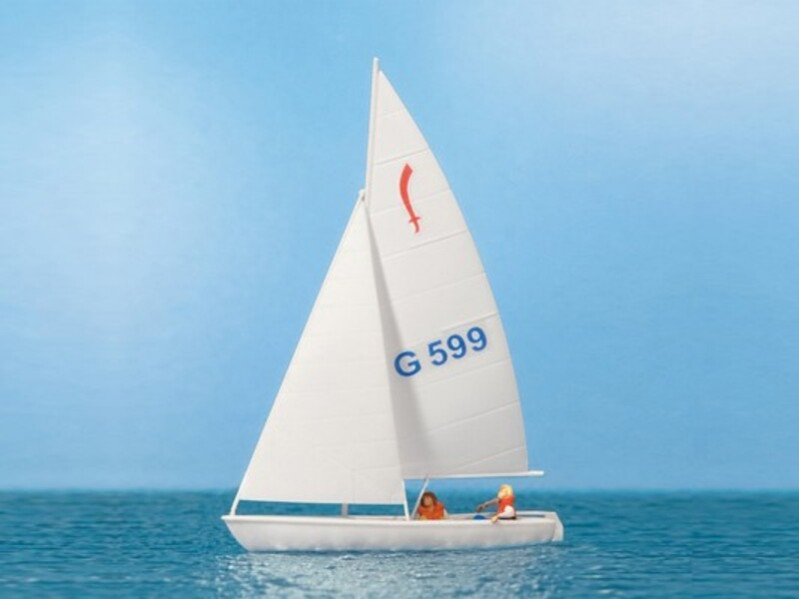 Voilier avec jeunes marins