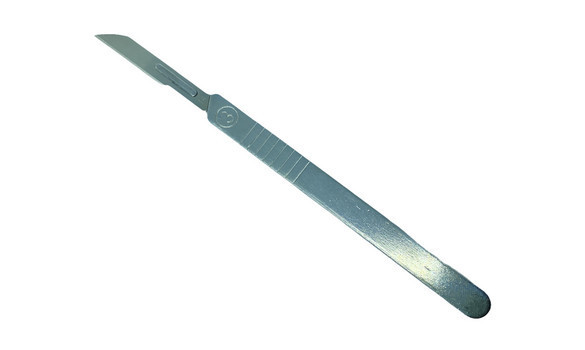 Scalpel avec une lame droite