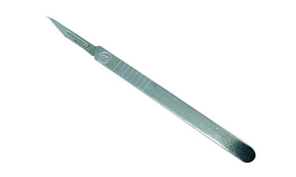 Scalpel avec une lame biseautée