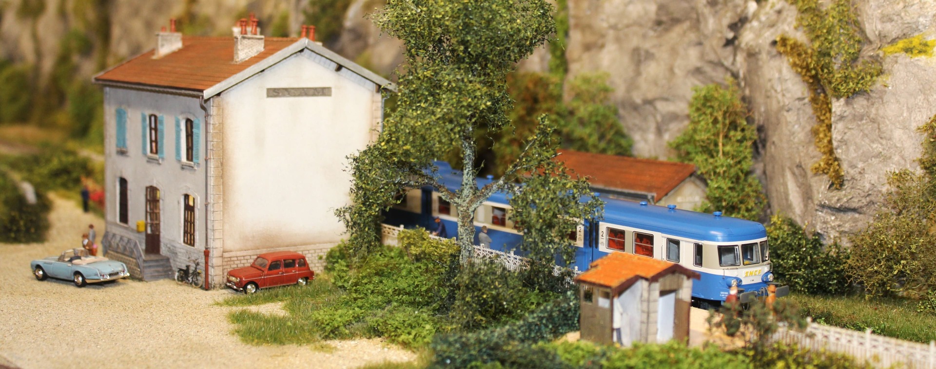 10_BOIS_MODELISME_bois_modelisme_bois_modelisme_ho_bois_modelisme_0_Modelisme_ferroviaire_batiment_ferroviaire_train_electrique_Halle_PLM_echelle_HO_echelle_0_echelle_zero