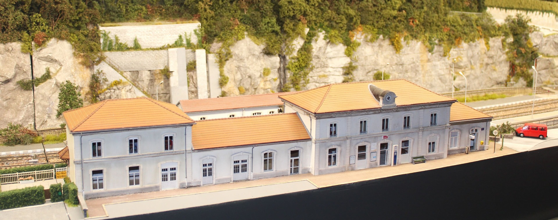 4_BOIS_MODELISME_bois_modelisme_bois_modelisme_ho_bois_modelisme_0_Modelisme_ferroviaire_batiment_ferroviaire_train_electrique_Halle_PLM_echelle_HO_echelle_0_echelle_zero